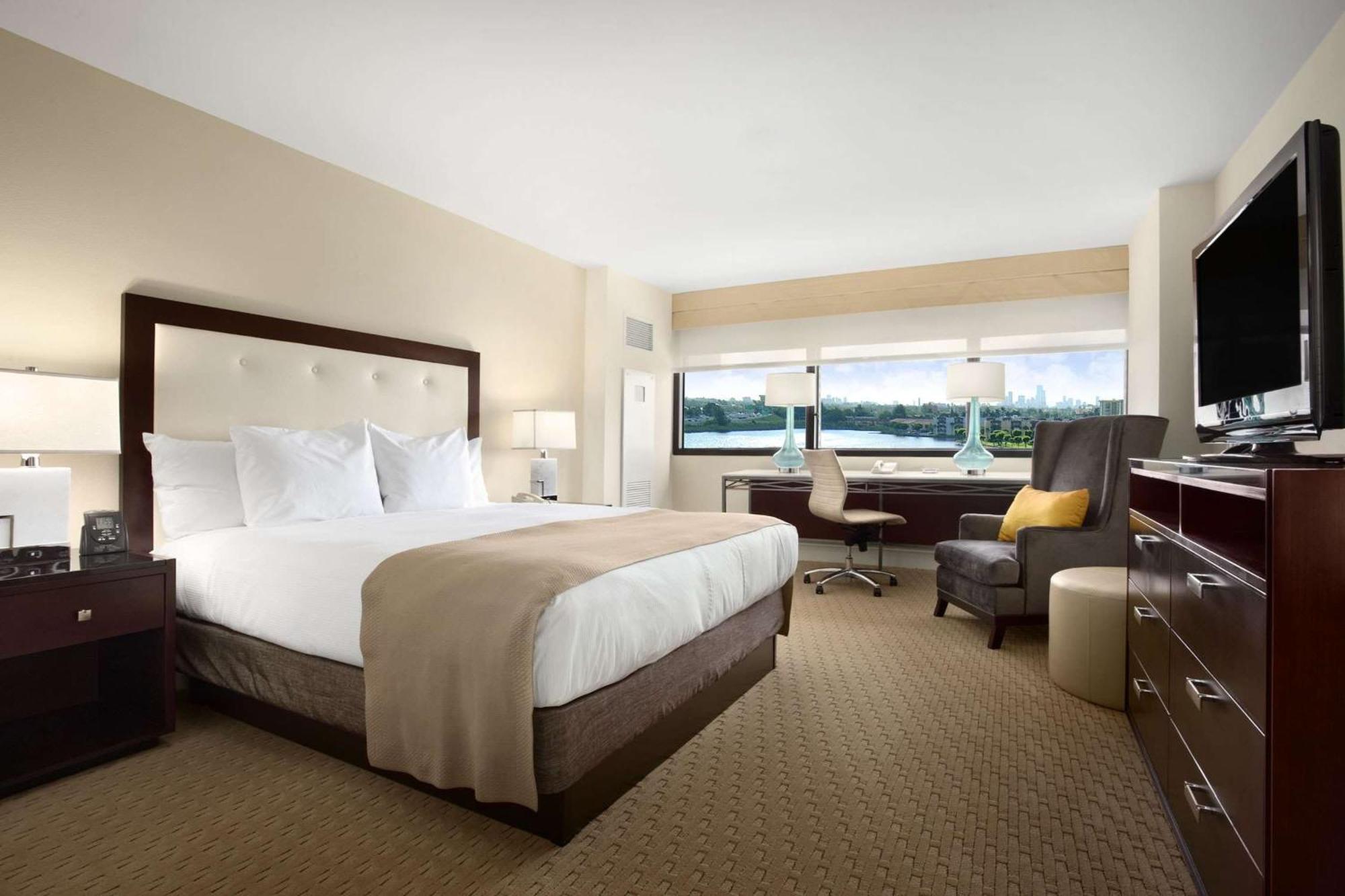 Hilton Miami Airport Blue Lagoon Exterior foto