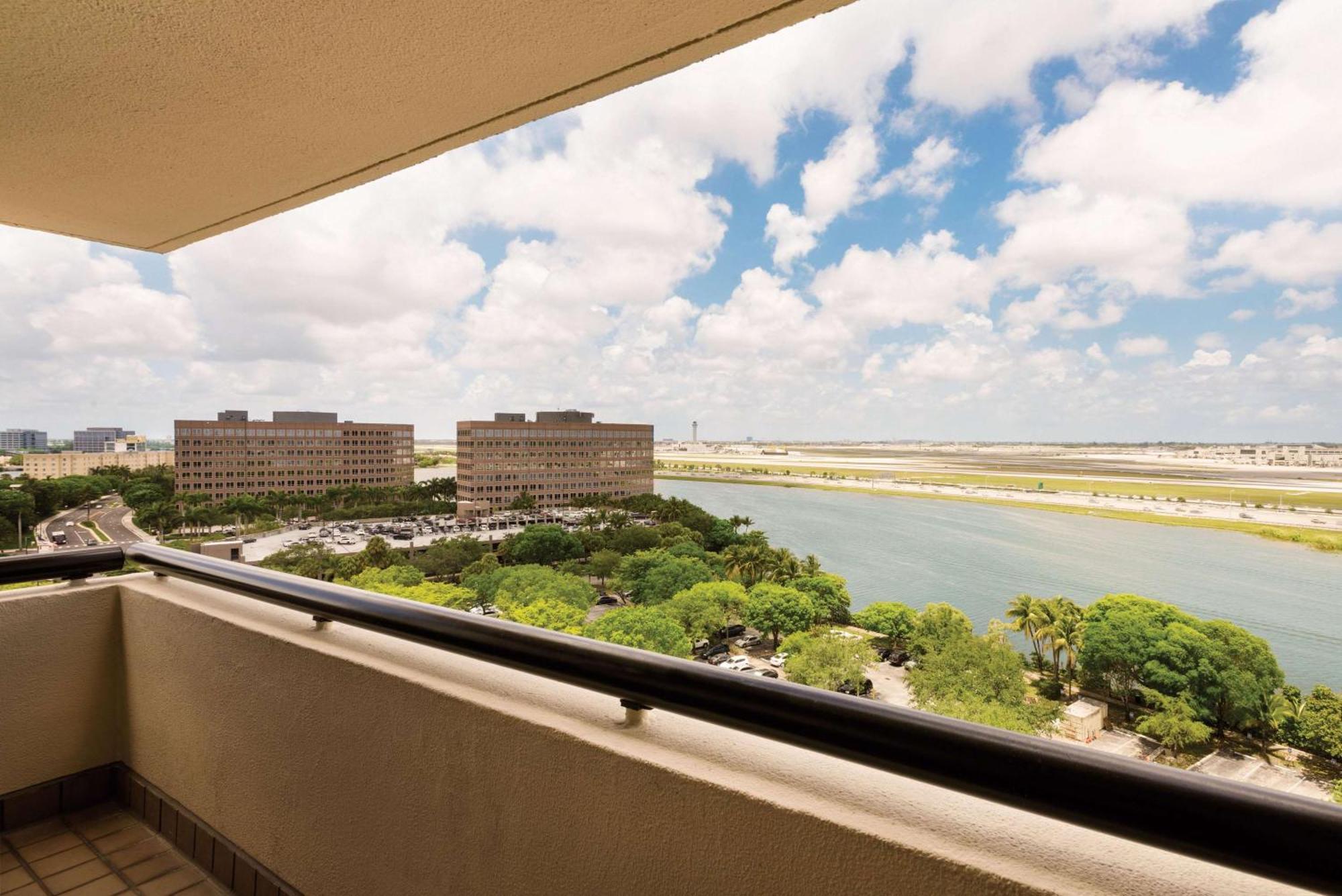 Hilton Miami Airport Blue Lagoon Exterior foto